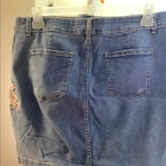 embroidery Flowers Jean skirt - Picture 2 of 3